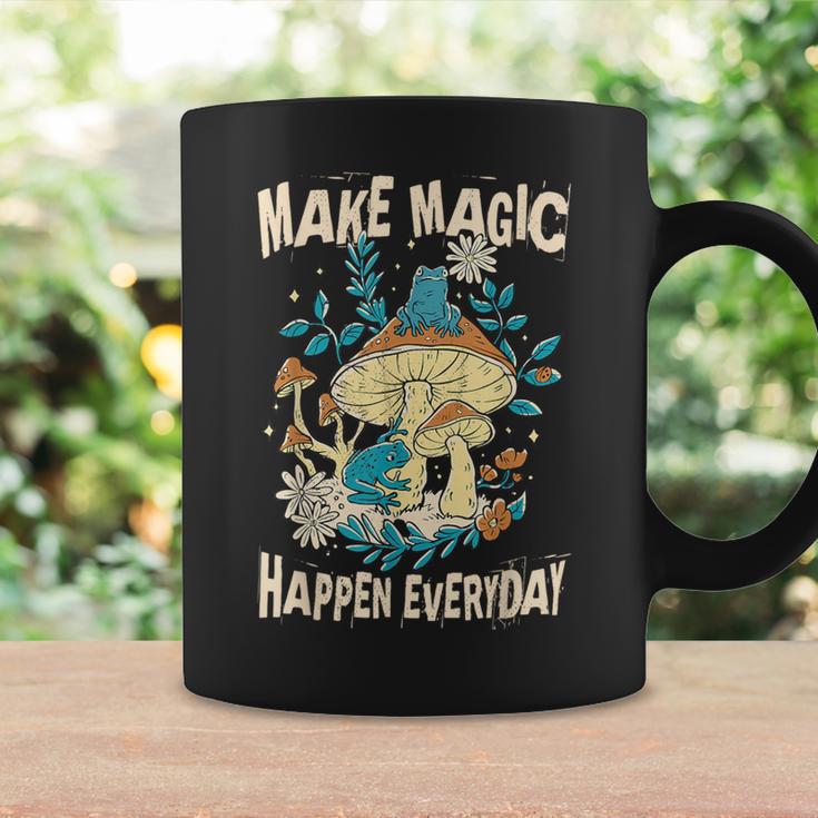 カエルとキノコ。毎日魔法を起こしましょう。 コーヒーマグ ギフトのアイデア