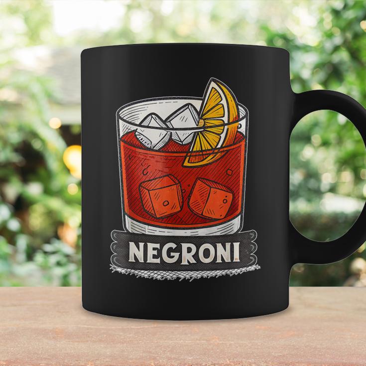クラシックなネグローニカクテルイラスト、オレンジスライス。 コーヒーマグ ギフトのアイデア