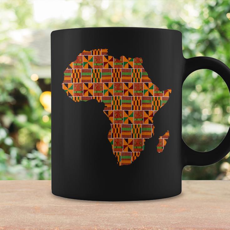 クールなアフリカの地図布、伝統的なアフリカのケンテ布。 コーヒーマグ ギフトのアイデア