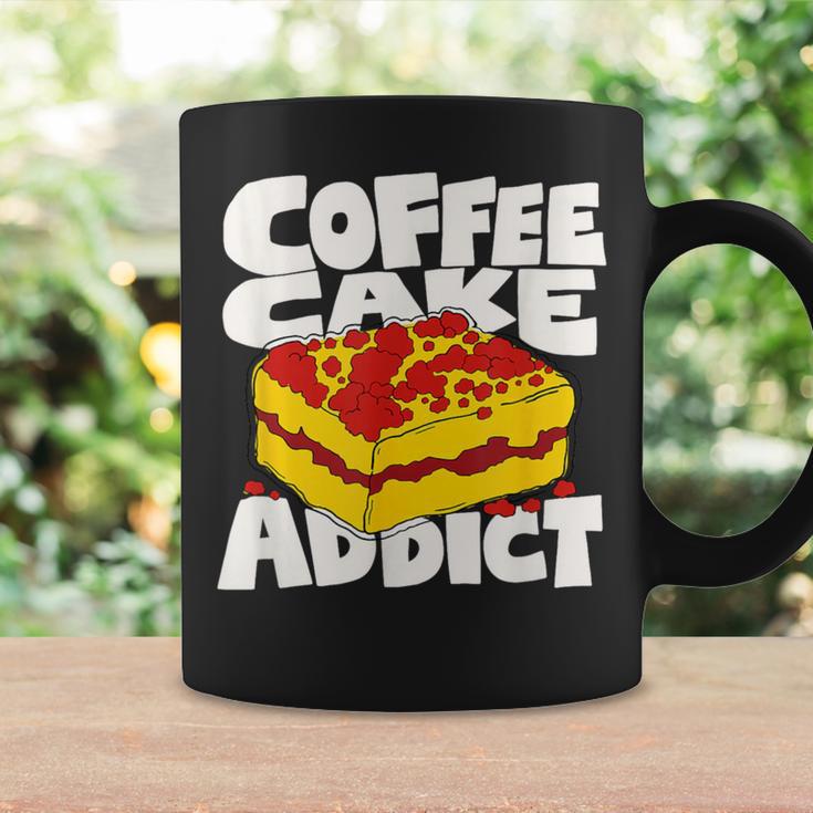 コーヒーケーキ好きのレトロなグラフィック。 コーヒーマグ ギフトのアイデア