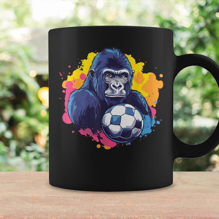 ゴリラ サッカーボール 鮮やかな色 コーヒーマグ ギフトのアイデア