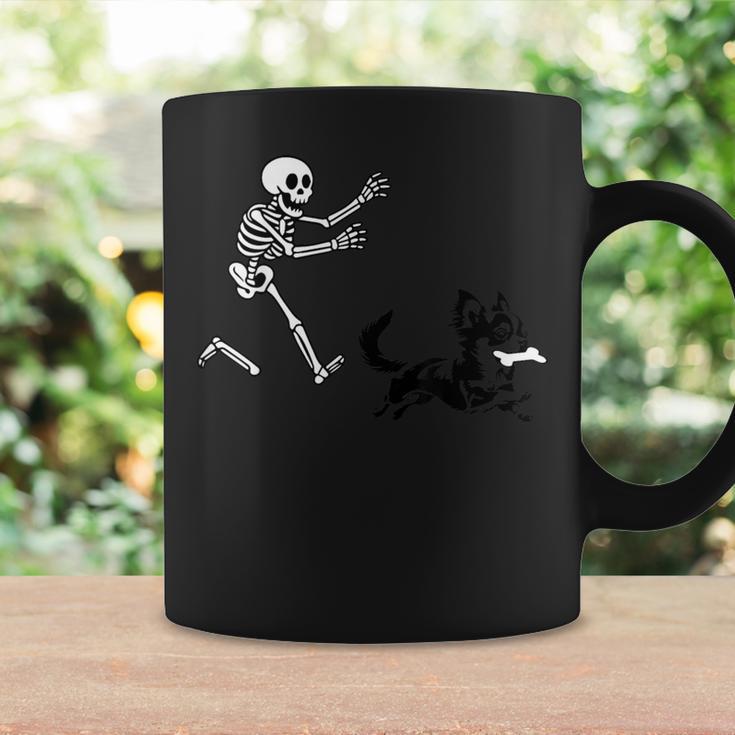 スケルトンハロウィーンを実行している面白いチワワ コーヒーマグ ギフトのアイデア