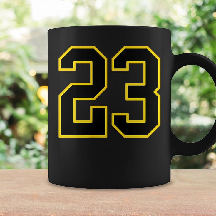 ブラックとイエローのカレッジスポーツスタイルの23番。 コーヒーマグ ギフトのアイデア