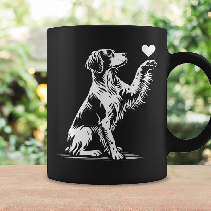 ブリタニー スパニエル お座り犬の心愛のグラフィック デザイン コーヒーマグ ギフトのアイデア