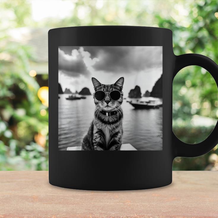 ベトナムのハロン湾でサングラスをかけた猫 コーヒーマグ ギフトのアイデア