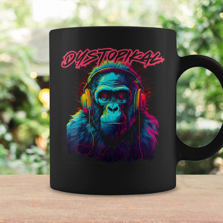 レトロなシンセウェーブパンクゴリラデザイン。 コーヒーマグ ギフトのアイデア