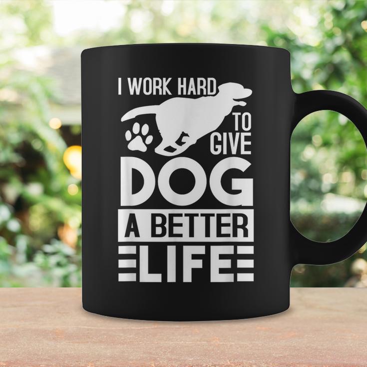 犬により良い生活を送るために一生懸命働いています-面白い犬好き コーヒーマグ ギフトのアイデア
