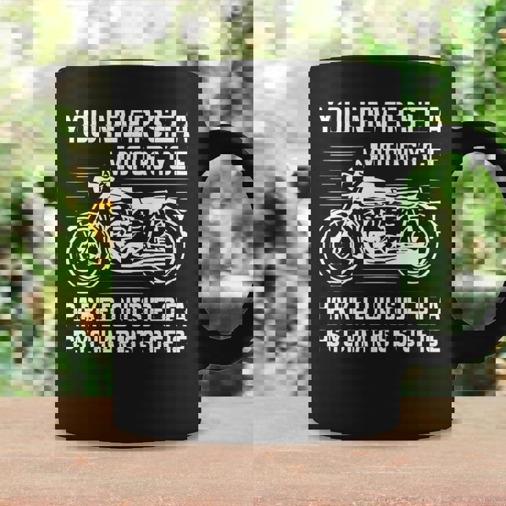 精神科医の外にバイクが停まっているのを見たことはありません 長袖tシャツ コーヒーマグ ギフトのアイデア