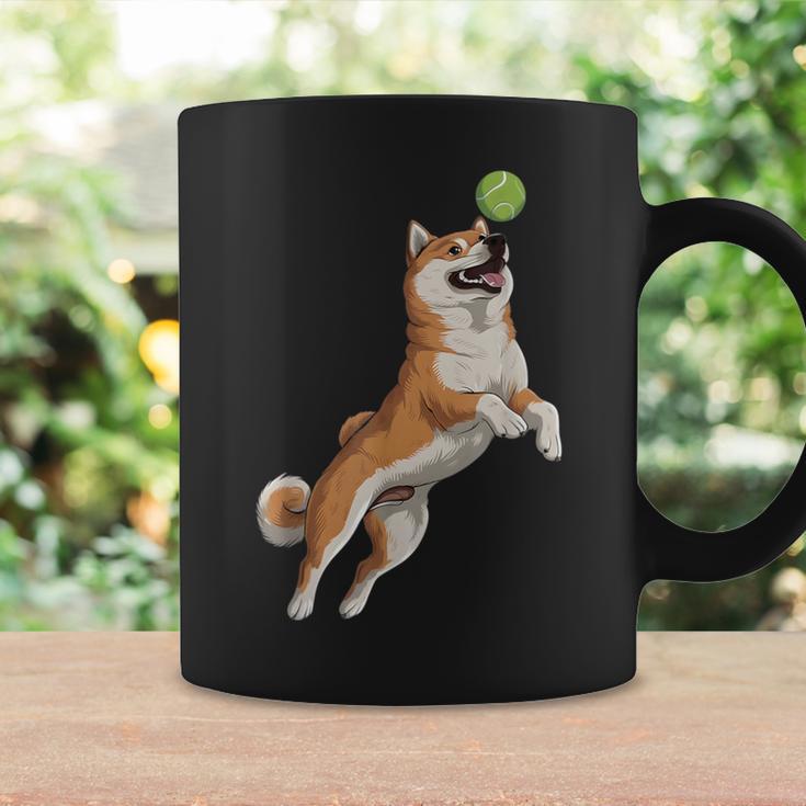 遊び心のある柴犬フェッチ追いかけテニスボール コーヒーマグ ギフトのアイデア