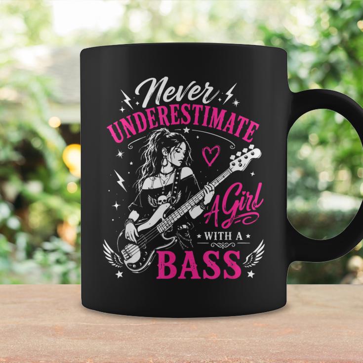 面白いギタリストの言葉 決して過小評価しない A Girl With A Bass コーヒーマグ ギフトのアイデア