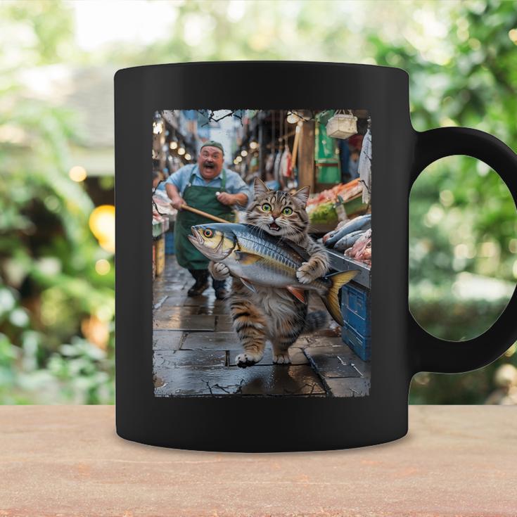 面白い猫が市場で魚を盗む猫好きの楽しみ。 コーヒーマグ ギフトのアイデア