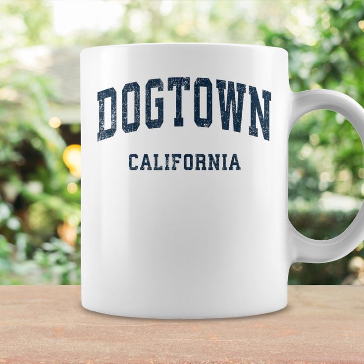 Dogtown California Ca ビンテージアスレチックスポーツデザイン コーヒーマグ ギフトのアイデア