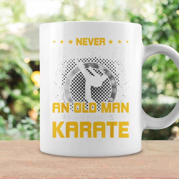 Never Underestimate An Old Man Who Know Karate コーヒーマグ ギフトのアイデア