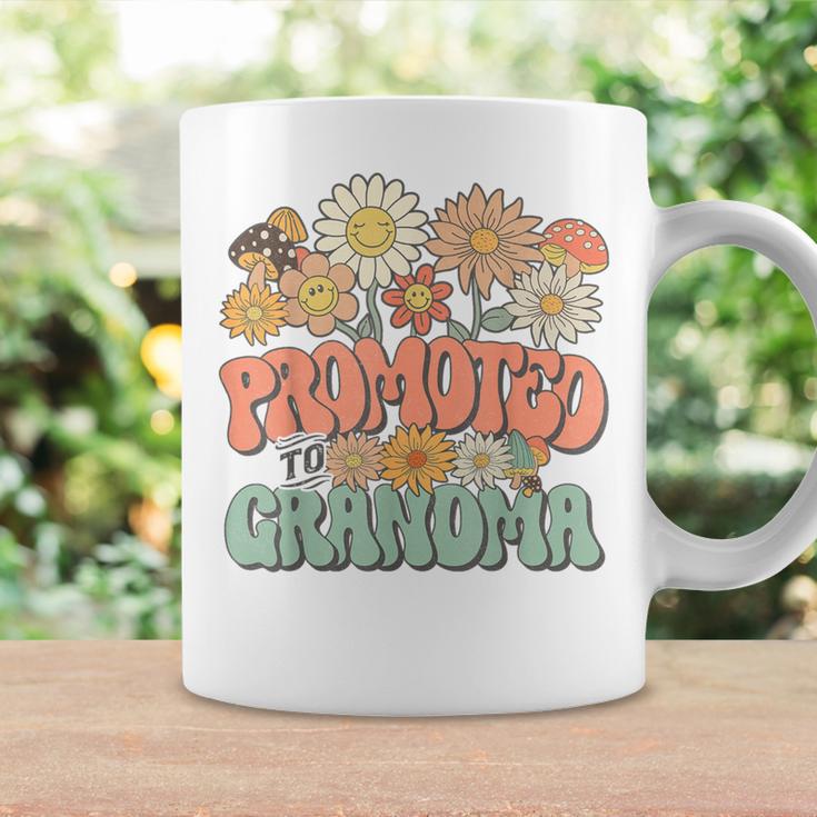 Promoted To Grandma Expecting Baby Daisy Groovy Wildflower コーヒーマグ ギフトのアイデア