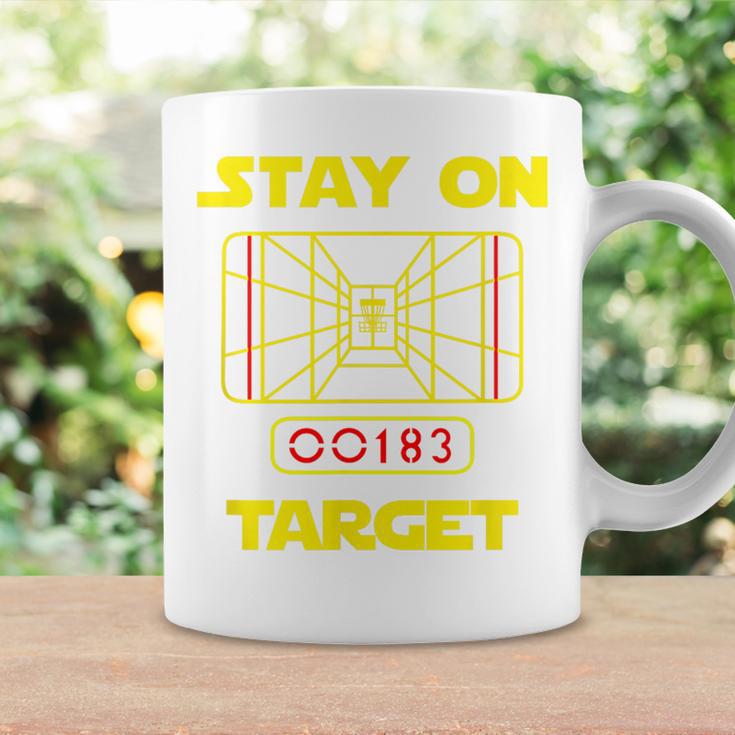 Stay On Target-ディスクゴルフtシャツ コーヒーマグ ギフトのアイデア