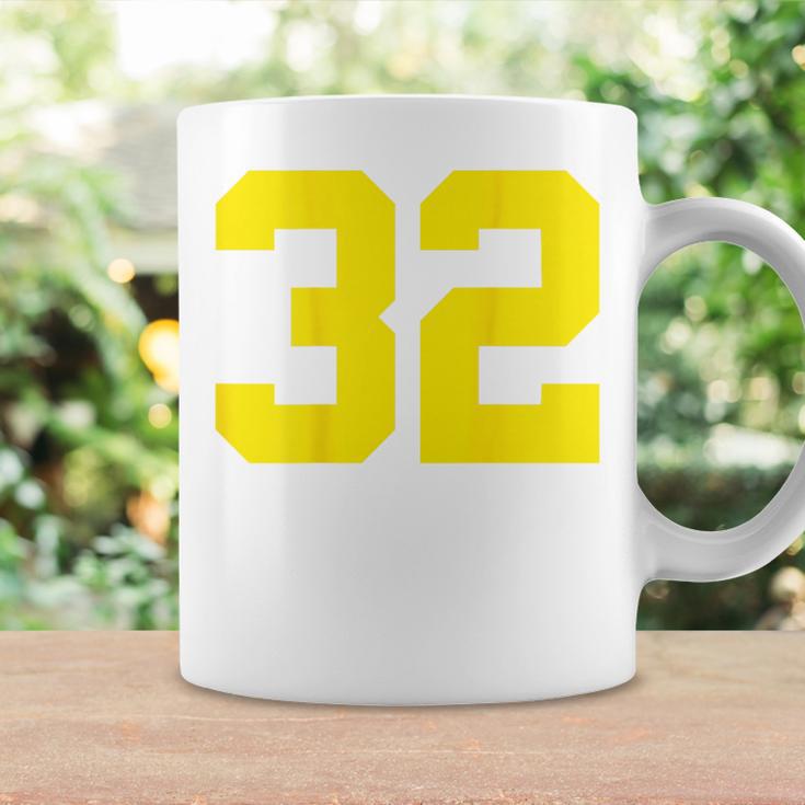 イエローナンバー32 背面 スポーツチーム ジャージ番号 コーヒーマグ ギフトのアイデア