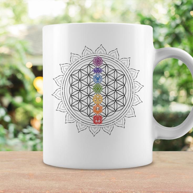チャクラのシンボルと生命の花、神聖な幾何学曼荼羅。 コーヒーマグ ギフトのアイデア