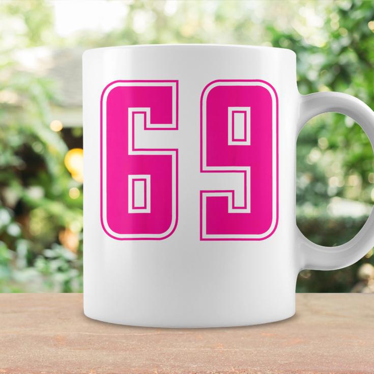 ピンク色背番号 69 チーム短大スポーツピンク色背番号付きユニフォーム コーヒーマグ ギフトのアイデア