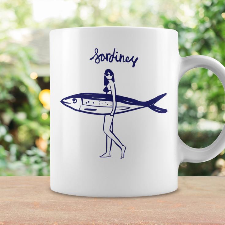 レトロな魚モチーフのガールイラスト シンプルな海風アートデザイン コーヒーマグ ギフトのアイデア