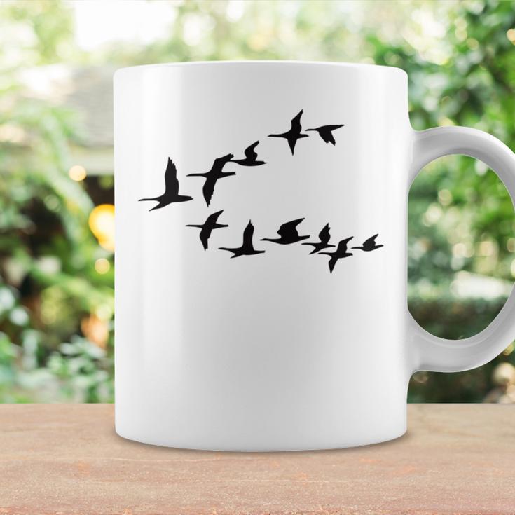 飛ぶ鳥の群れ 長袖tシャツ コーヒーマグ ギフトのアイデア