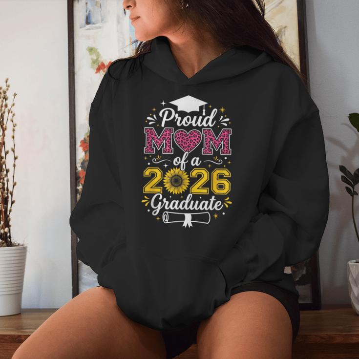 Proud Mom Of A 2026 卒業 シニア ひまわり ヒョウ ハート レディースパーカー 彼女への贈り物
