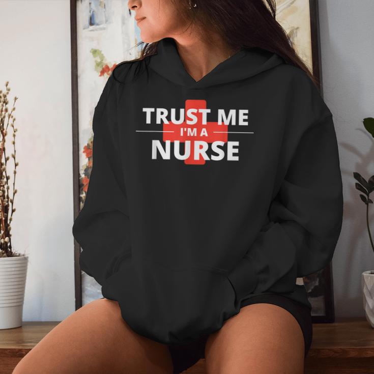 Trust Me Im A Nurseシャツは、すべての看護師、家族、友人に贈ることができます。 レディースパーカー 彼女への贈り物