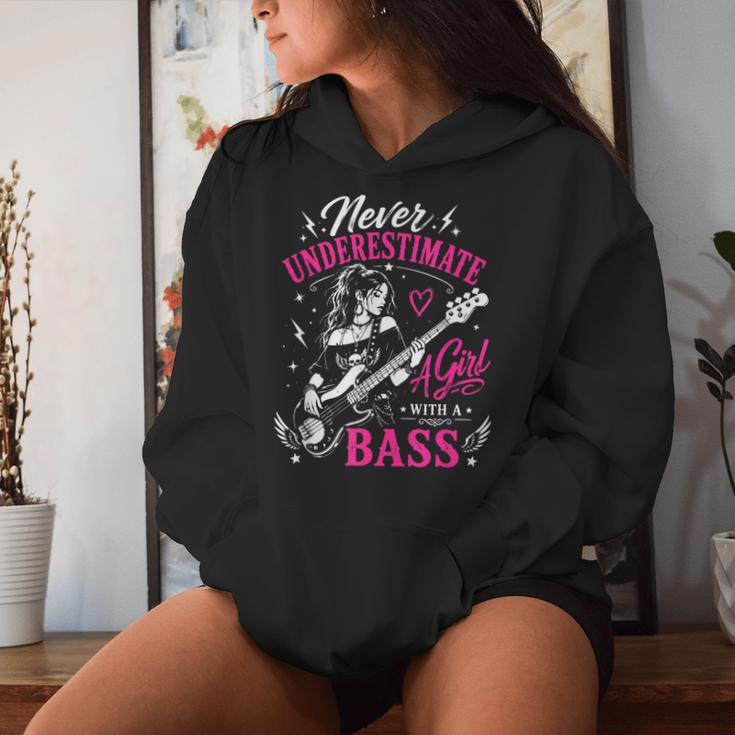 面白いギタリストの言葉 決して過小評価しない A Girl With A Bass レディースパーカー 彼女への贈り物