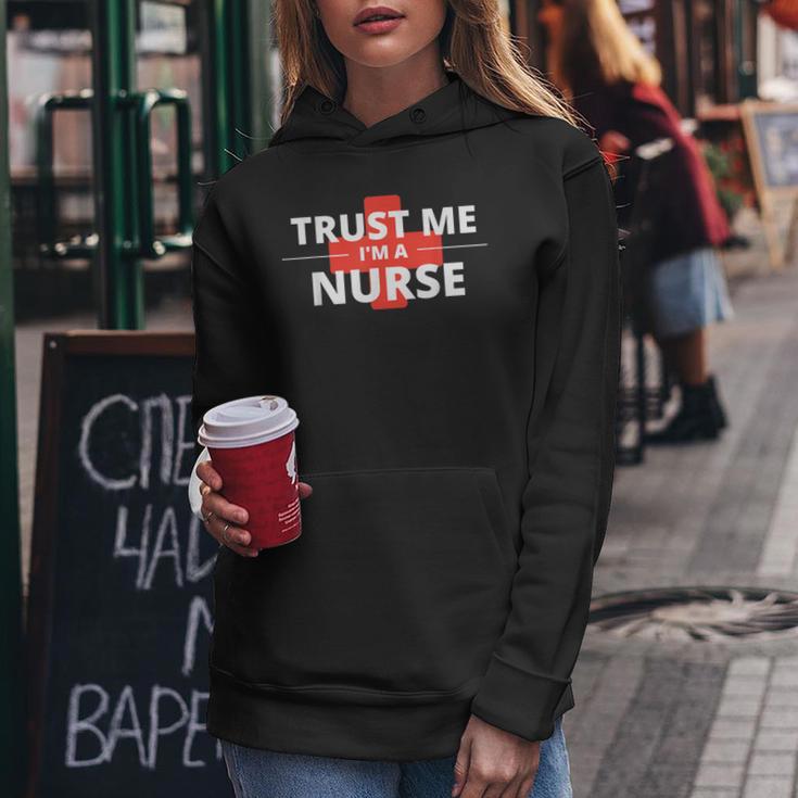 Trust Me Im A Nurseシャツは、すべての看護師、家族、友人に贈ることができます。 レディースパーカー 面白い贈り物