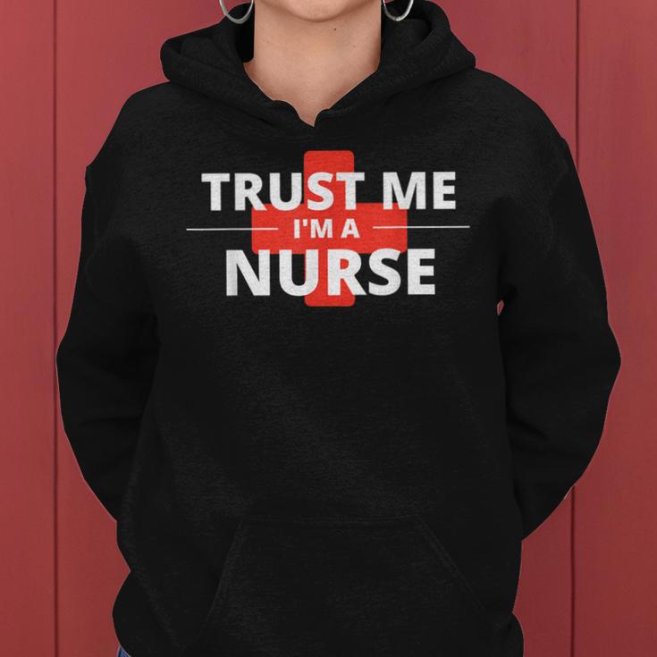 Trust Me Im A Nurseシャツは、すべての看護師、家族、友人に贈ることができます。 レディースパーカー