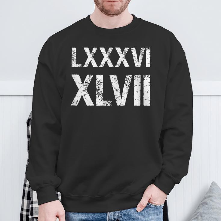 8647 ローマ数字 抗議ヴィンテージアンティーク調 Lxxxvi Xlvii スウェットシャツ 高齢者への贈り物