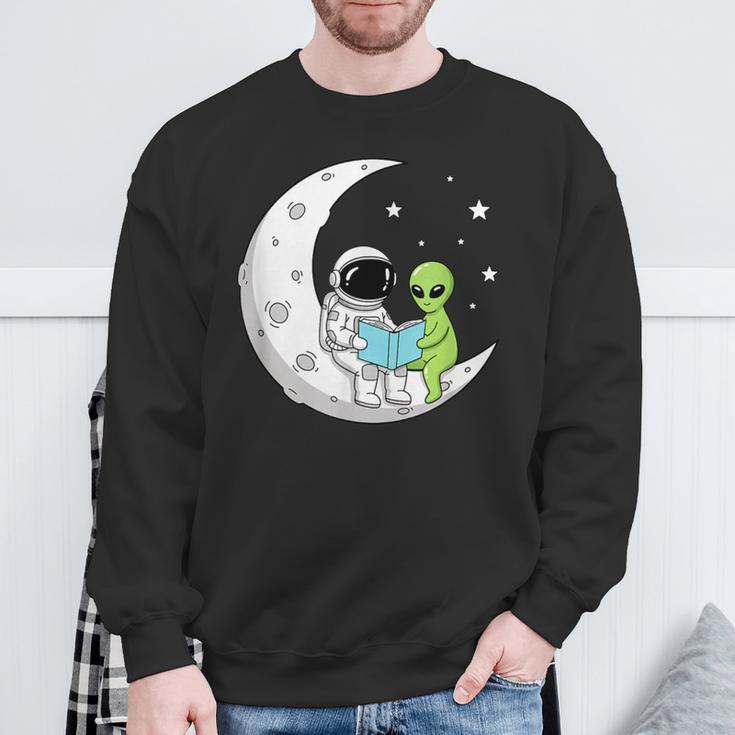 Astronaut And Alien Reading On Moon Space Book Lover Sci Fi Sweatshirt Gifts for Old Men