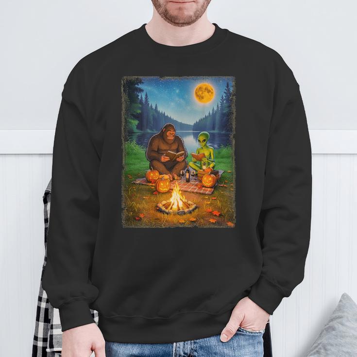 Bigfoot And Alien Reading Books Campfire Halloween Sweatshirt Gifts for Old Men