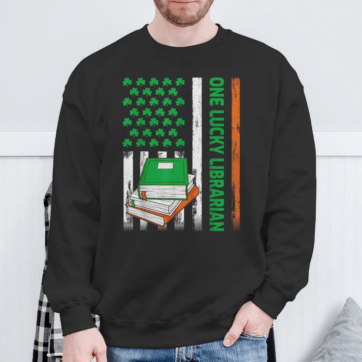 Books US American Flag One Lucky Librarian St Patrick's Day For Women Kids Men Sweatshirt Gifts for Old Men