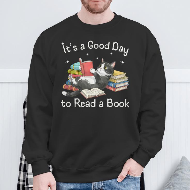 Cute It's a Good Day To Read a Book Cat Bookworm Sweatshirt Gifts for Old Men