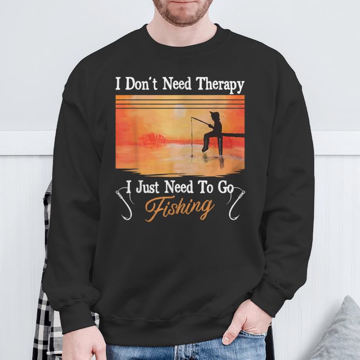 I Don't Need Therapy I Just Need Fishing スウェットシャツ 高齢者への贈り物