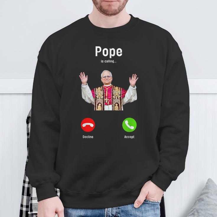 Pope Leo Xiv Is Calling Catholic Humor メンズ レディース スウェットシャツ 高齢者への贈り物