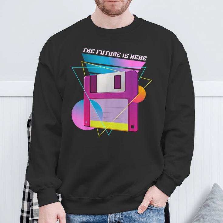 The Future Is Here フロッピーディスクディスクディスクレトロ80年代vaporwave スウェットシャツ 高齢者への贈り物