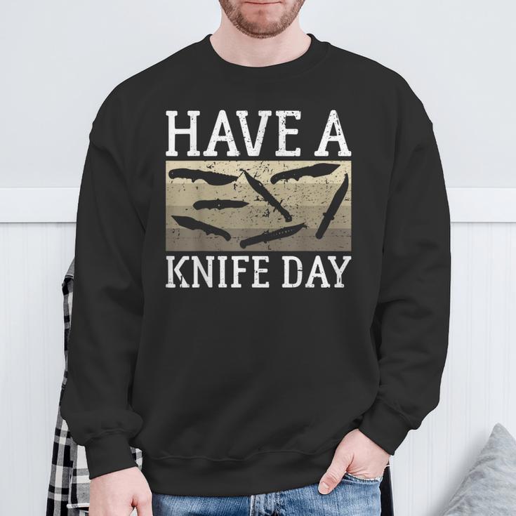 Have A Knife Day Knife Collector スウェットシャツ 高齢者への贈り物