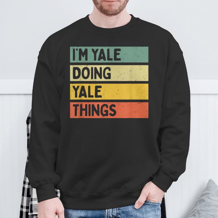 I'm Yale Doing Yale Things 面白い名言 スウェットシャツ 高齢者への贈り物