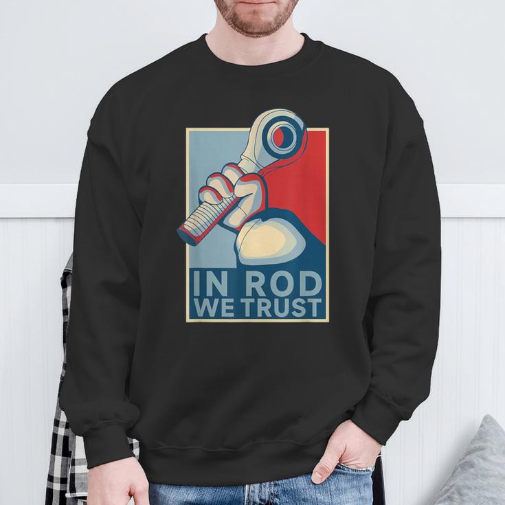 In Rod We Trust-ハイムジョイントレースカーロッククローラー スウェットシャツ 高齢者への贈り物