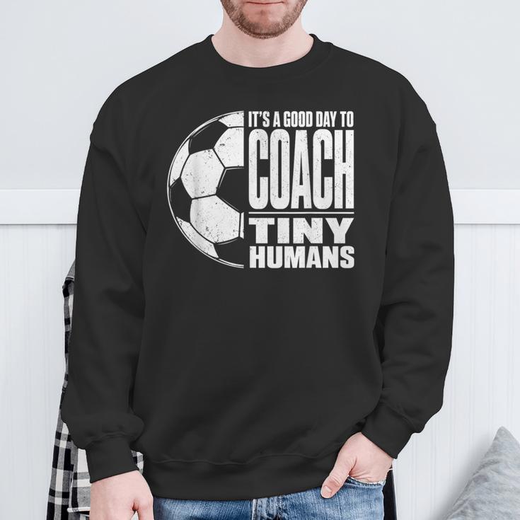 It's A Good Day To Train Tiny Humans サッカー ミニマリスト スウェットシャツ 高齢者への贈り物