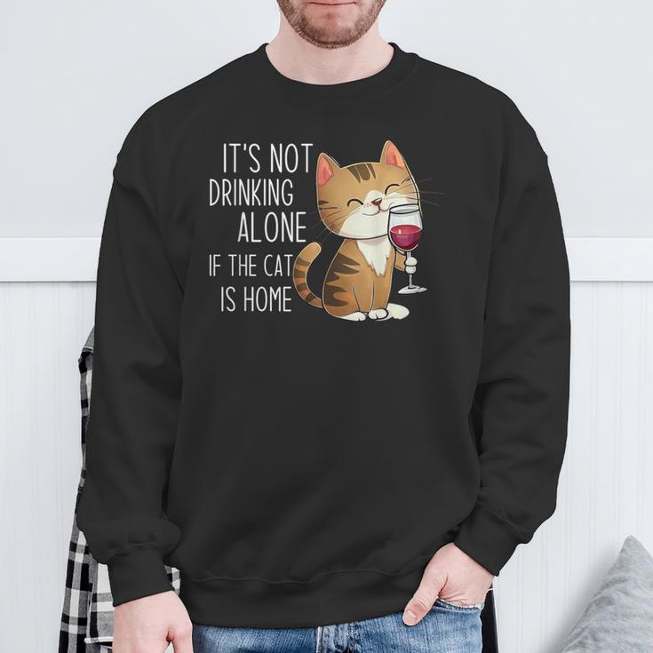 It's Not Drinking Alone If The Cat Is Home 面白い猫とワイン スウェットシャツ 高齢者への贈り物