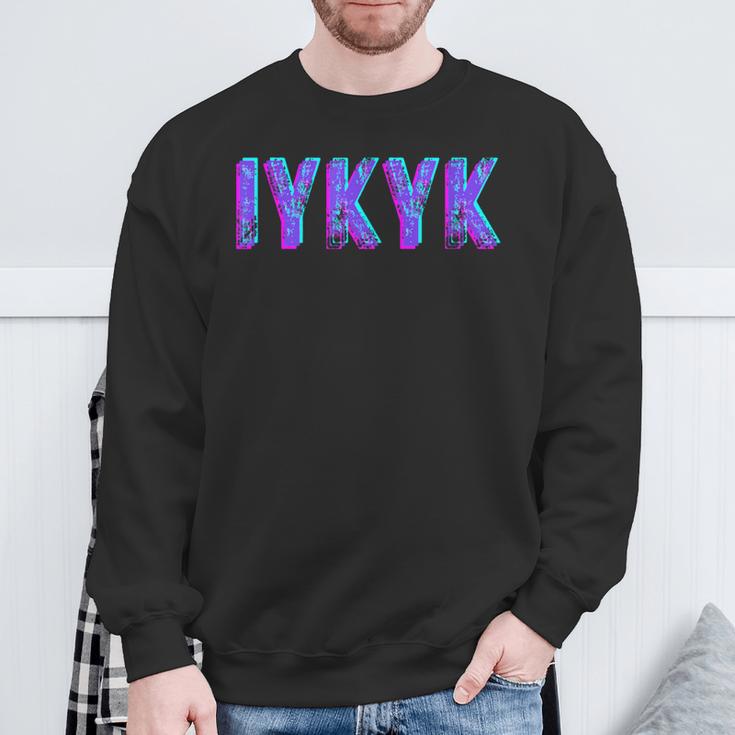 Iykyk Inside Joke In The Know If You Know You Know You Know ユーモア スウェットシャツ 高齢者への贈り物