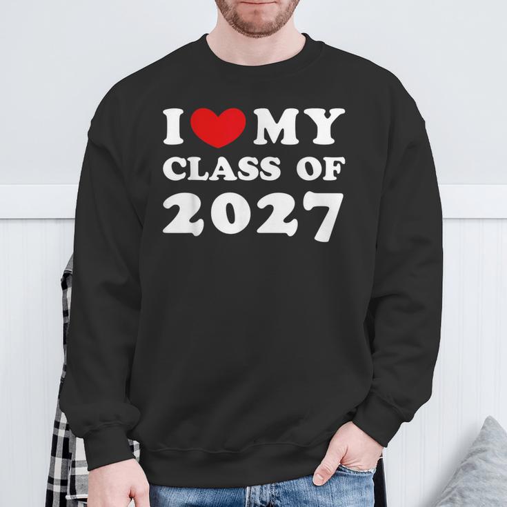 I Love My Class Of 2027 私は2027年のクラスが大好きで、2027年のクラスが好きです スウェットシャツ 高齢者への贈り物