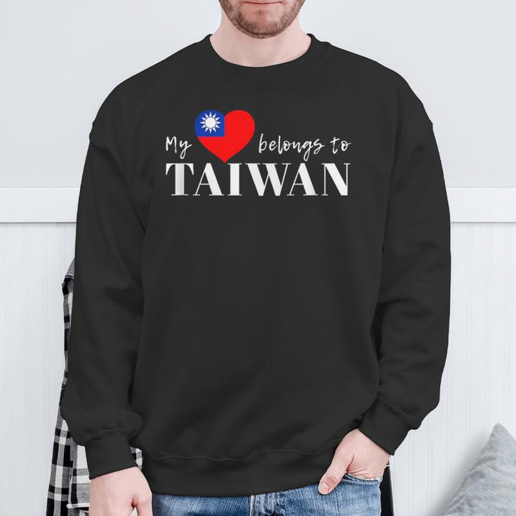 I Love Taiwan 国旗 台湾 台湾 プライド Roc 台北 ハート スウェットシャツ 高齢者への贈り物
