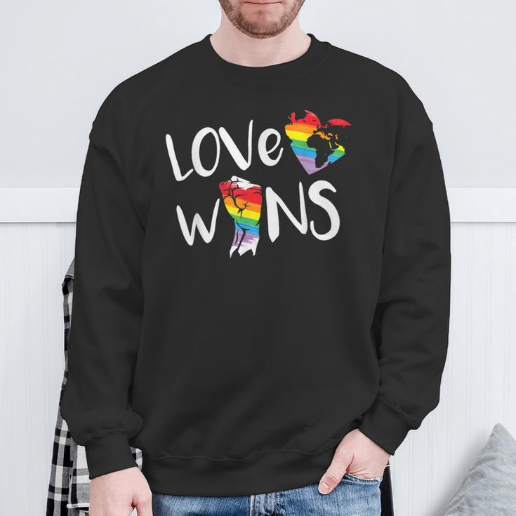 Love Wins Raised Fist Lgbt Lgbtq プライド アウェアネス レインボー スウェットシャツ 高齢者への贈り物
