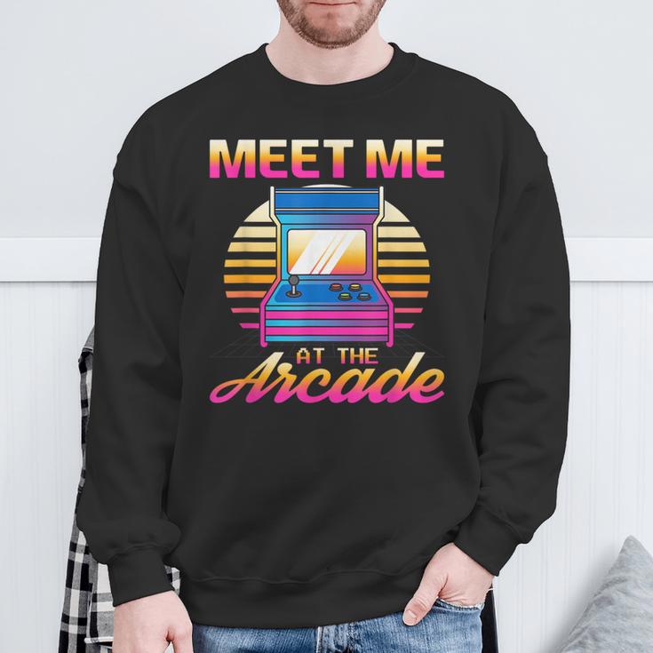 Meet Me At The Arcade Gameraporwave レトロビデオゲーム ゲーマービデオゲーム スウェットシャツ 高齢者への贈り物