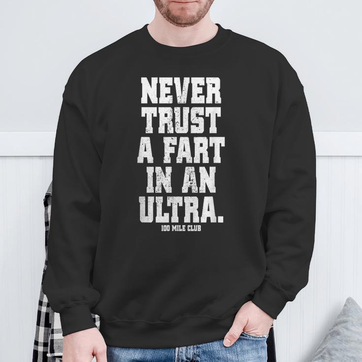 Never Trust A Fart In An Ultra 100マイル ウルトラトレイルランニング スウェットシャツ 高齢者への贈り物