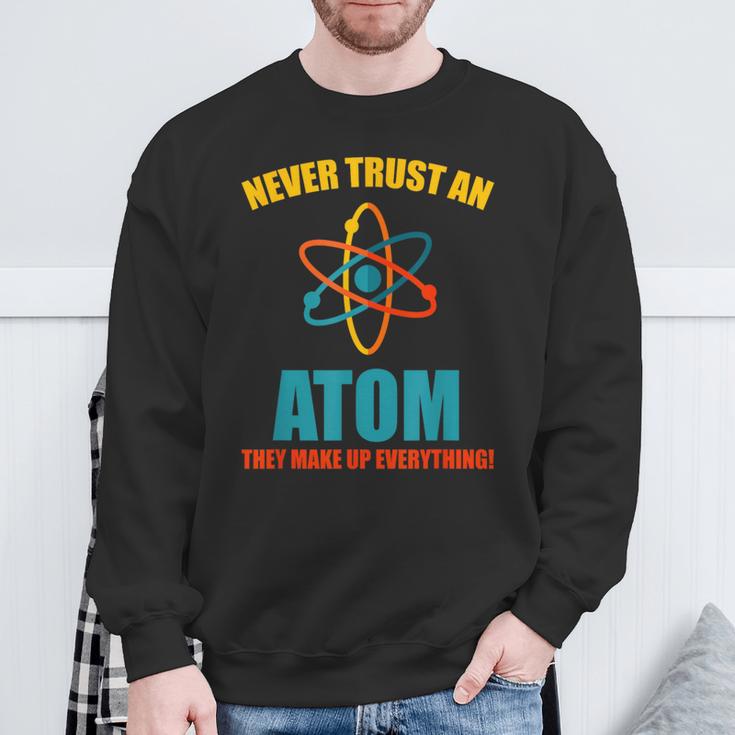 Never Trust An Atom グラフィック皮肉tシャツ スウェットシャツ 高齢者への贈り物
