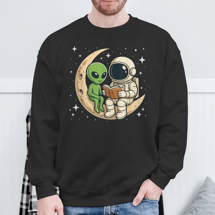 Reading Astronaut & Alien Reading Bookworm Reader Sweatshirt Gifts for Old Men